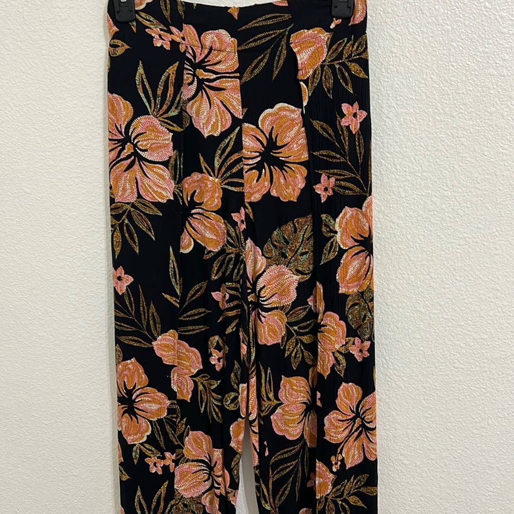 Billabong pants size Small , never worn , flowy with side slits